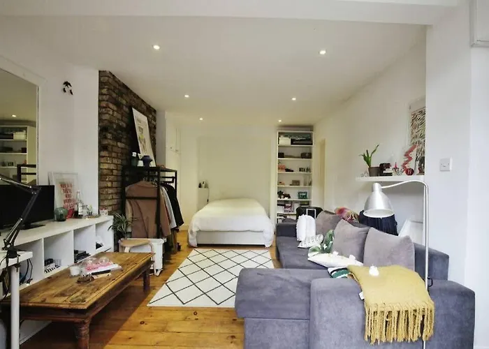 Charming West London Studio Your Urban Oasis